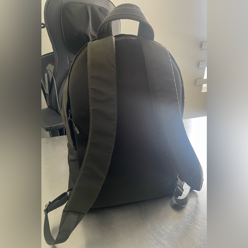 LULULEMON ATHLETICA Everywhere Backpack *17L Dark Olive Oil - Picture 3 of 16